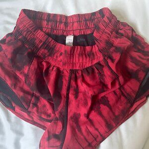 Lululemon Hotty Hot 2.5" Lowrise Shorts - Red & Black - Size 2